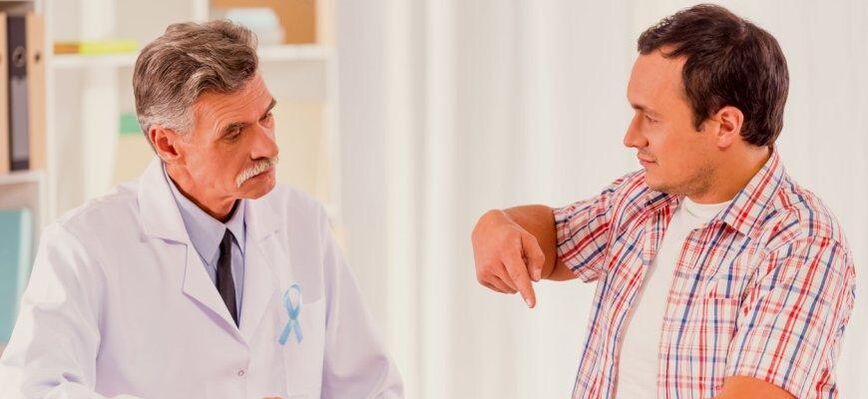 lekár poskytuje rady na prevenciu prostatitídy